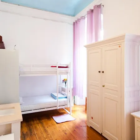 Old Town Hostel *
