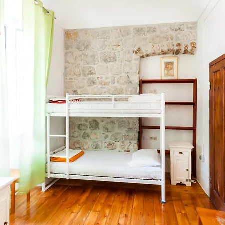 Old Town Hostel *
