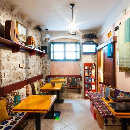 Old Town Hostel *